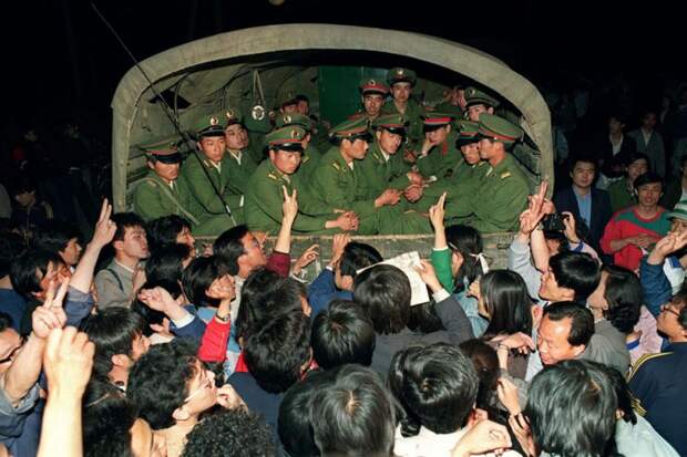 Одна из самых знаменитых фотографий протеста на Тяньаньмэнь-1989. А ведь с обеих сторон противостояния стоят фактически ровесники: студенты и солдаты.-19