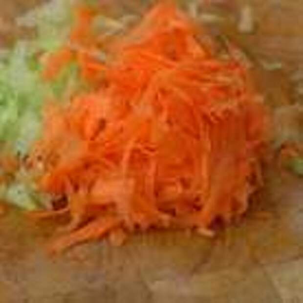 Морковь почистить и натереть на крупной или мелкой терке.