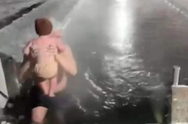 Врач Кондрахин: отец рисковал жизнью ребенка, купая его в проруби в Сургуте