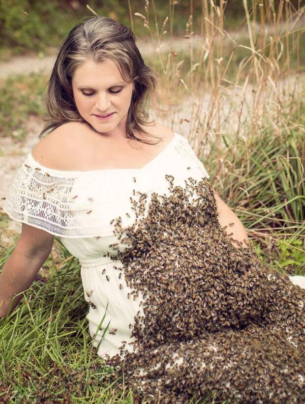 Беременная женщина позирует с 20 000 живых пчел, Эмили Мюллер