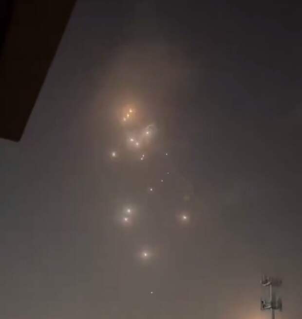 RT: силы ПВО сбивают дроны в небе над Дубаем