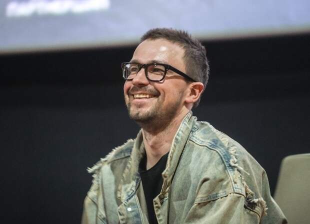 Александр Петров вышел в свет с супругой Викторией — реакция фанатов удивила