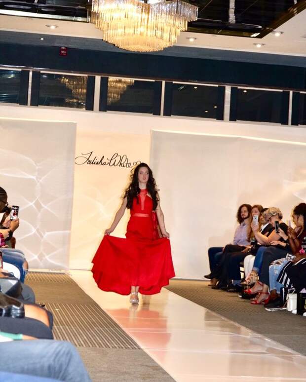 Нью-Йоркская Неделя моды удивила появлением на подиуме модели с синдромом Дауна 
