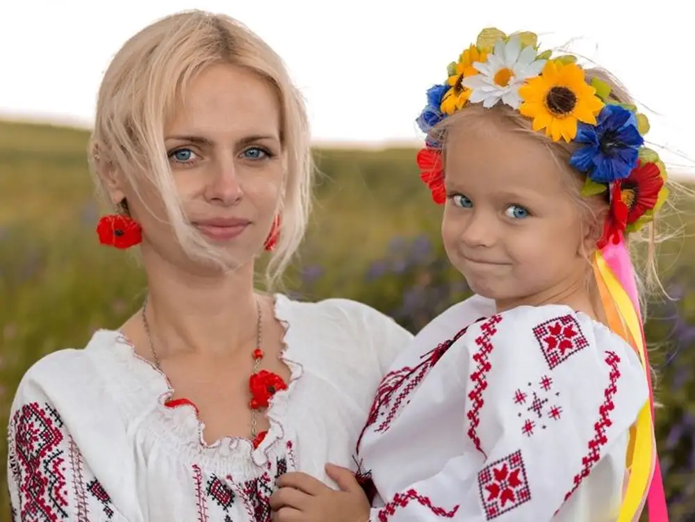 Я украинка я дитя. Украинки девушки. Мама с дочкой в вышиванках. Дети Украины. Девушка в вышиванке.