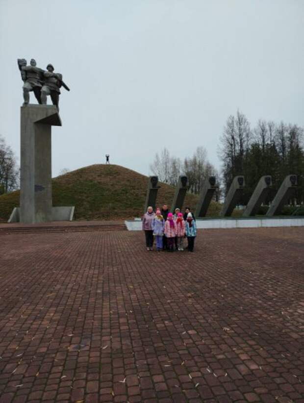 Помним и чттим - учащиеся Центра посетили Курган Славы в Сычково.