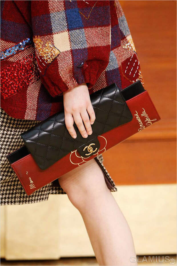 Невероятно длинный клатч от Chanel