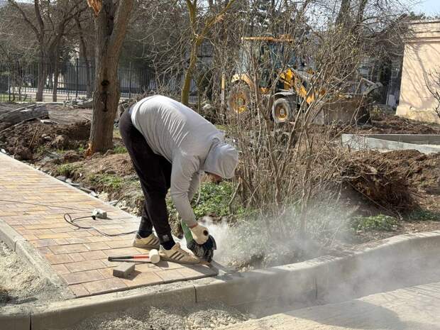 В Евпатории благоустраивают 8 дворовых территорий