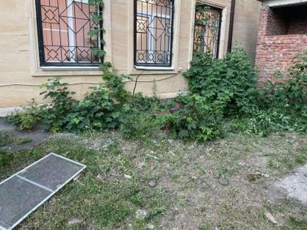 В Махачкале 11-летний ребенок выпал из окна девятого этажа и остался жив