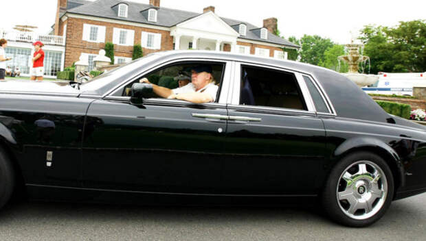 Дональд Трамп за рулем Rolls-Royce Phantom.