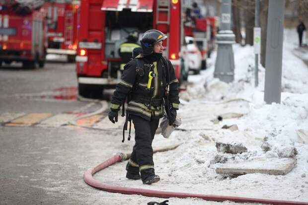 У метро «Чертановская» в Москве начался пожар в ТЦ с фейерверками