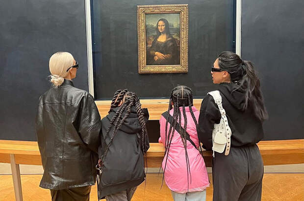 Селфи, пустой Лувр и прогулки: Ким Кардашьян показала, как проводит время с дочерью Норт в Париже