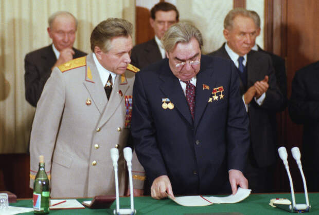 Николай Щелоков (слева) и Леонид Брежнев