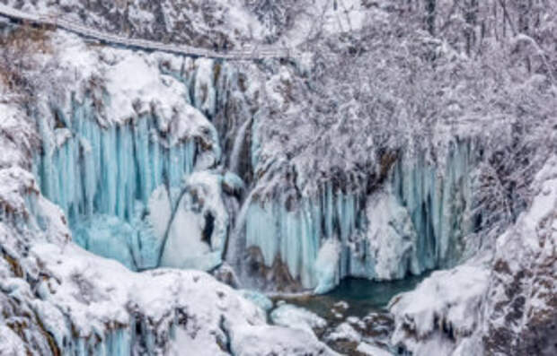 Клуб путешествий Павла Аксенова. Хорватия. Winter panorama of frozen waterfalls at Plitvice lakes in Croatia. Фото dbajurin - Depositphotos