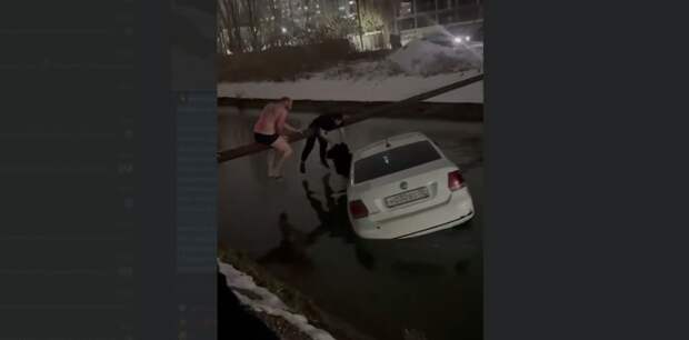 Невероятное спасение в Махачкале:  очевидцы спасли ребëнка и его мать из тонущего авто