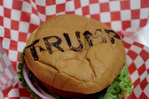 Трамп заехал в фастфуд за гамбургерами для команды