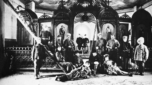 Красноармейцы переоборудуют церковь под клуб в Петрограде. 1918 г. Фото: © РИА Новости