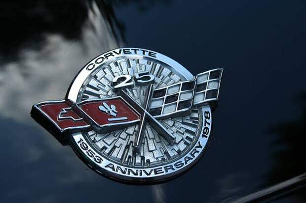 Chevrolet Corvette 25th anniversary 1978 эмблемма