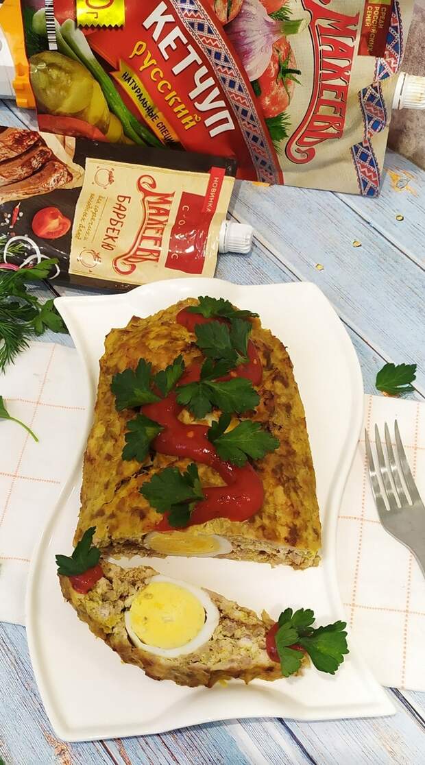 Фото к рецепту: Мясной рулет с начинкой из яиц и кетчуп  махеевъ , россия