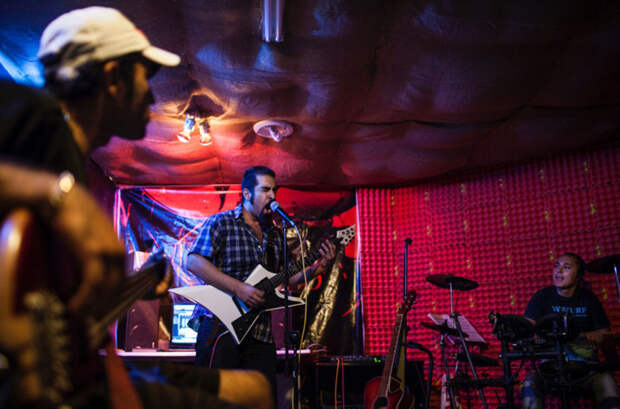 Рок-концерт в подпольном клубе в мире, иран, люди