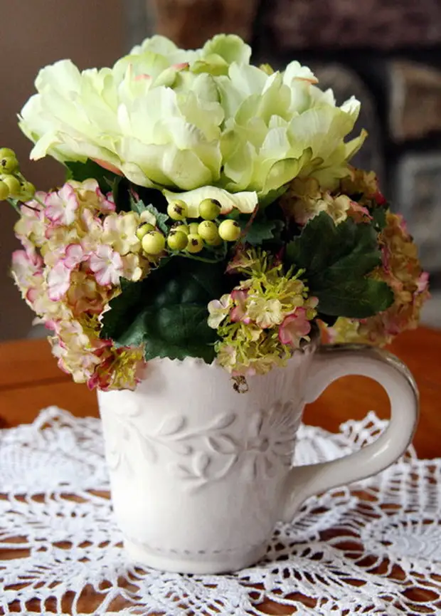 Cups flowers. Сервировка цветов для свадебного стола.