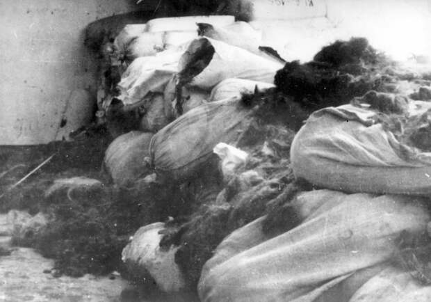 Семь тонн волос убитых заключенных, найденные после освобождения Аушвица аушвиц, вторая мировая война, день памяти, конц.лагерь, концентрационный лагерь, освенцим, узники, холокост