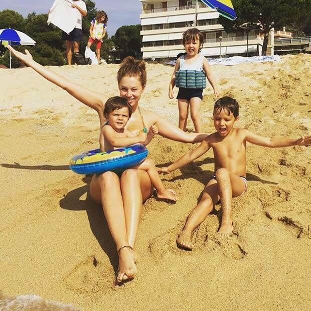 Полина Диброва с тремя сыновьями на пляже
