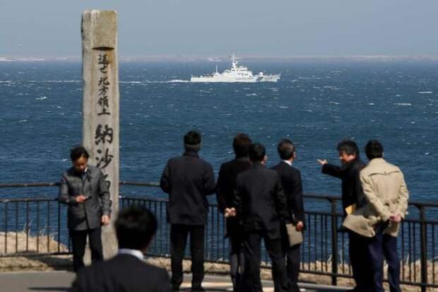 У берегов Южных Курил видно японское судно береговой охраны.