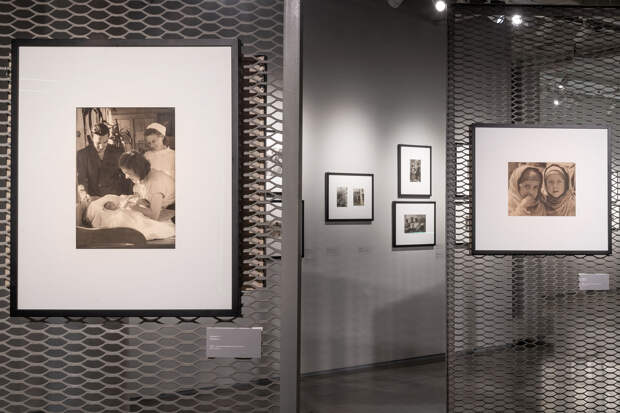 Экспозиция выставки «Алфавит. Советская фотография 1920-1930-х годов» в ЦВК Béton, 2024 год