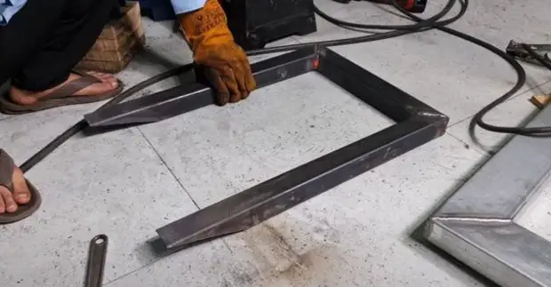 Как сделать гидравлический вилочный погрузчик для мастерской