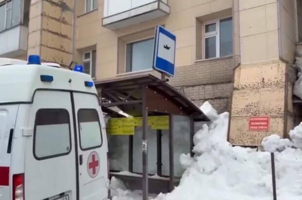 На Камчатке женщина погибла на остановке из-за упавшей глыбы льда