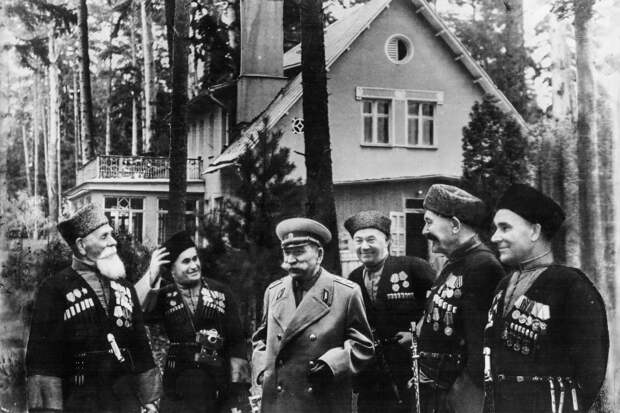 «Дома полны ковров, золотого оружия и дорогого фарфора» Как соратники Сталина жили в поместьях с прислугой, пока народ голодал?