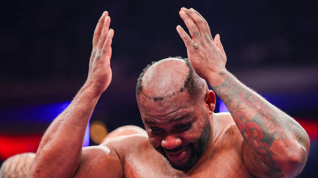 Американский боксёр лишился парика после удара соперника