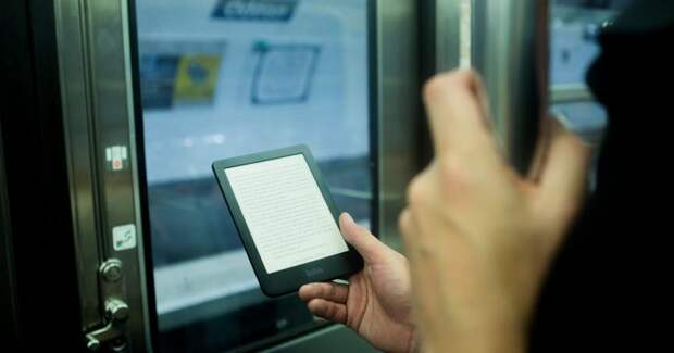 Развлечение любопытного человека в метро