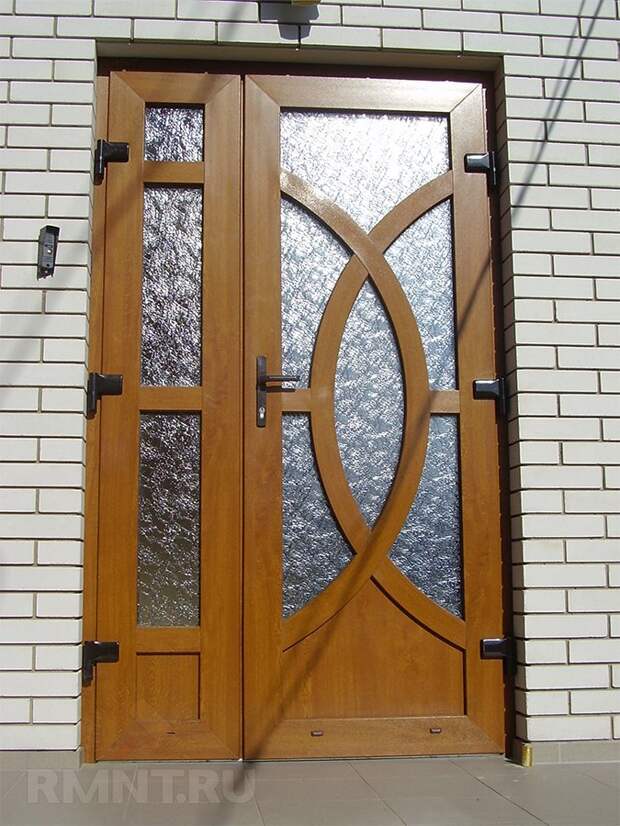 Двустворчатая входная деревянная дверь