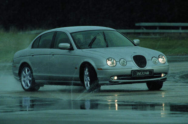 Седан Jaguar S-Type выпускался с 1999 по 2008 гг.