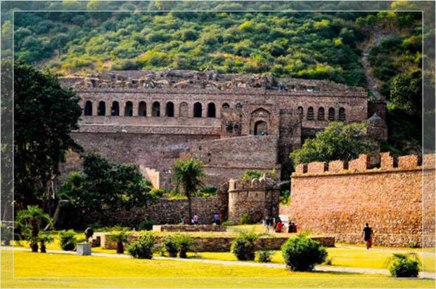 Место с привидениями, форт Бхангарх, Раджастхан, Индия.