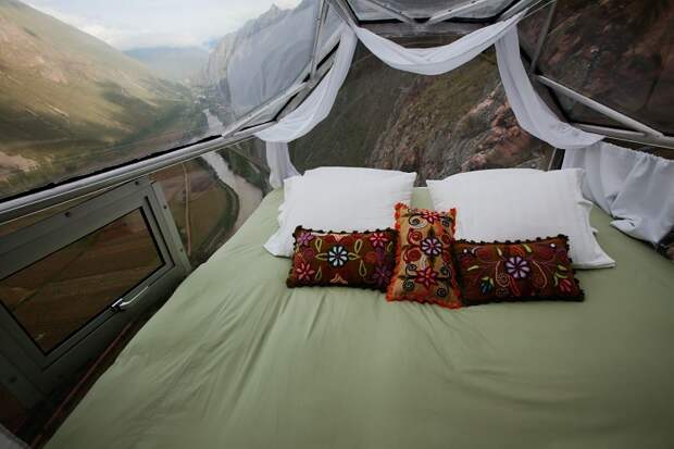 Прозрачный отель-капсула на скале, Перу. Фото