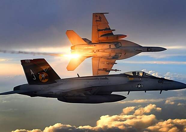 Истребитель F/A-18E Super Hornet производит отстрел ложных тепловых целей.