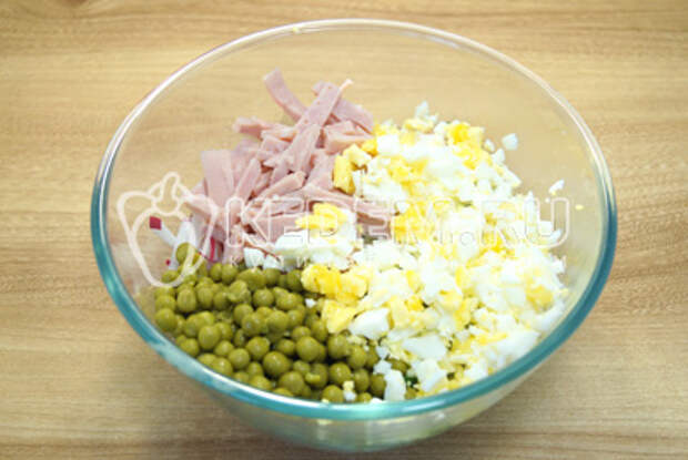 Нарезать в миску яйца, колбасу и добавить консервированный горошек.