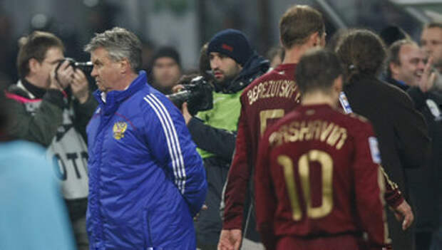 18&nbsp;ноября 2009 года. Марибор. Словения&nbsp;&mdash; Россия&nbsp;&mdash; 1:0. Одно из&nbsp;самых тяжелых поражений в&nbsp;карьерах Гуса Хиддинка (слева), Василия Березуцкого и&nbsp;Андрея Аршавина.