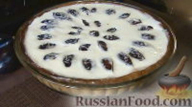 Фото к рецепту: Пирог со сливами в сметанной заливке