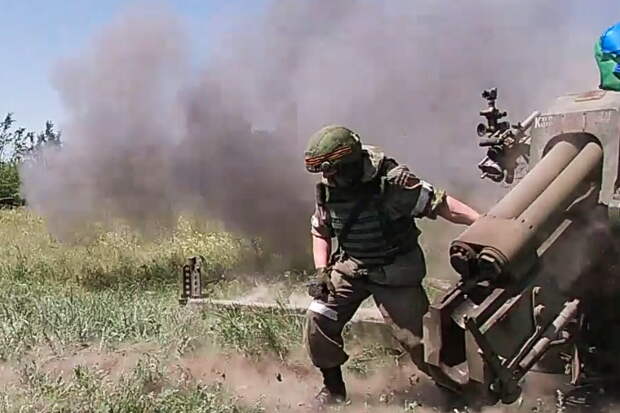 Военнослужащий артиллерийских подразделений Воздушно-десантных войск РФ во время работы при выполнении огневых задач. Фото © ТАСС / Пресс-служба Минобороны РФ