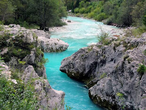 Бирюзовая река Соча (Словения, Италия). Фото