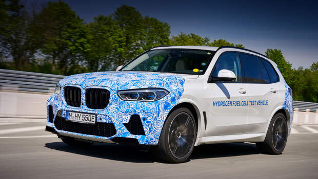 Bmw x5,Bmw x5 i hydrogen. Машина, которую вывели на дорогу, отличается от той, что показывали ранее. Для решёток в «ноздрях» тут использован обычный рисунок, а бóльшая часть передка и кормы вообще скрыта под камуфляжем. Возможно, серийный водородомобиль будет отличаться от X5 сильнее, чем мы думаем.