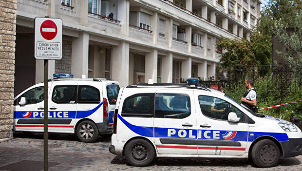 В Париже неизвестный ранил ножом семь человек