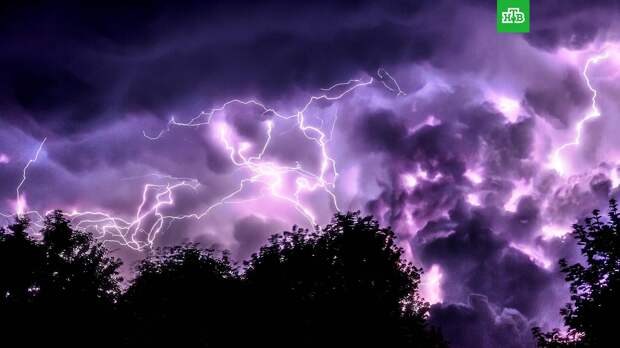 Три человека пострадали в результате удара молнии в Воскресенске