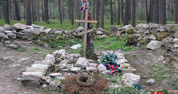 Игорь Гусев собрал то, что разбросали вандалы во время погрома на кладбище