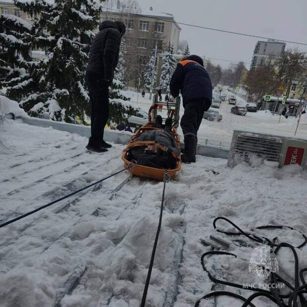 В Казани спасатели спустили с крыши мужчину, который травмировался, упав с высоты