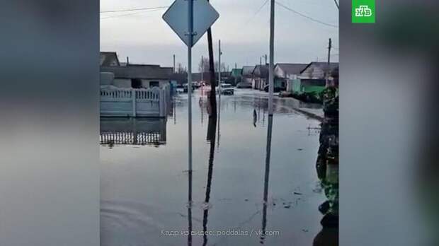 Жители Башкирии ловят рыбу на затопленных улицах