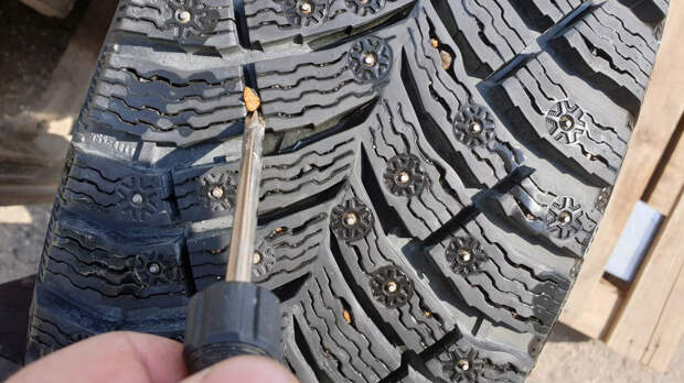 Камни в протекторе шин: когда их нужно удалять и как это сделать правильно